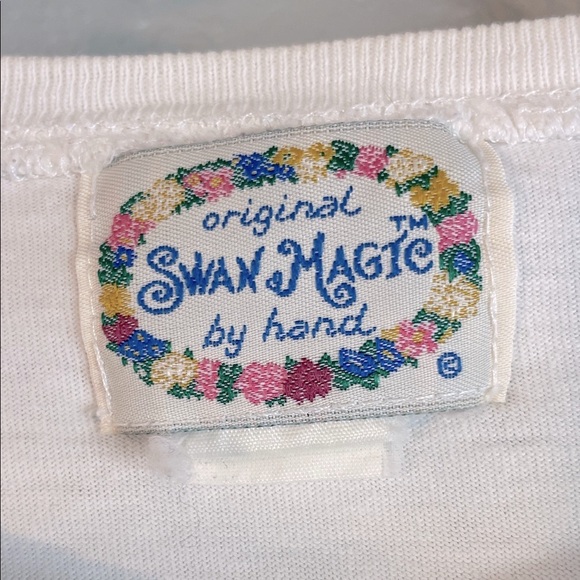 Vintage Swan Magic White Embroidered T-Shirt – Floral Raised Design Size L - Picture 4 of 9